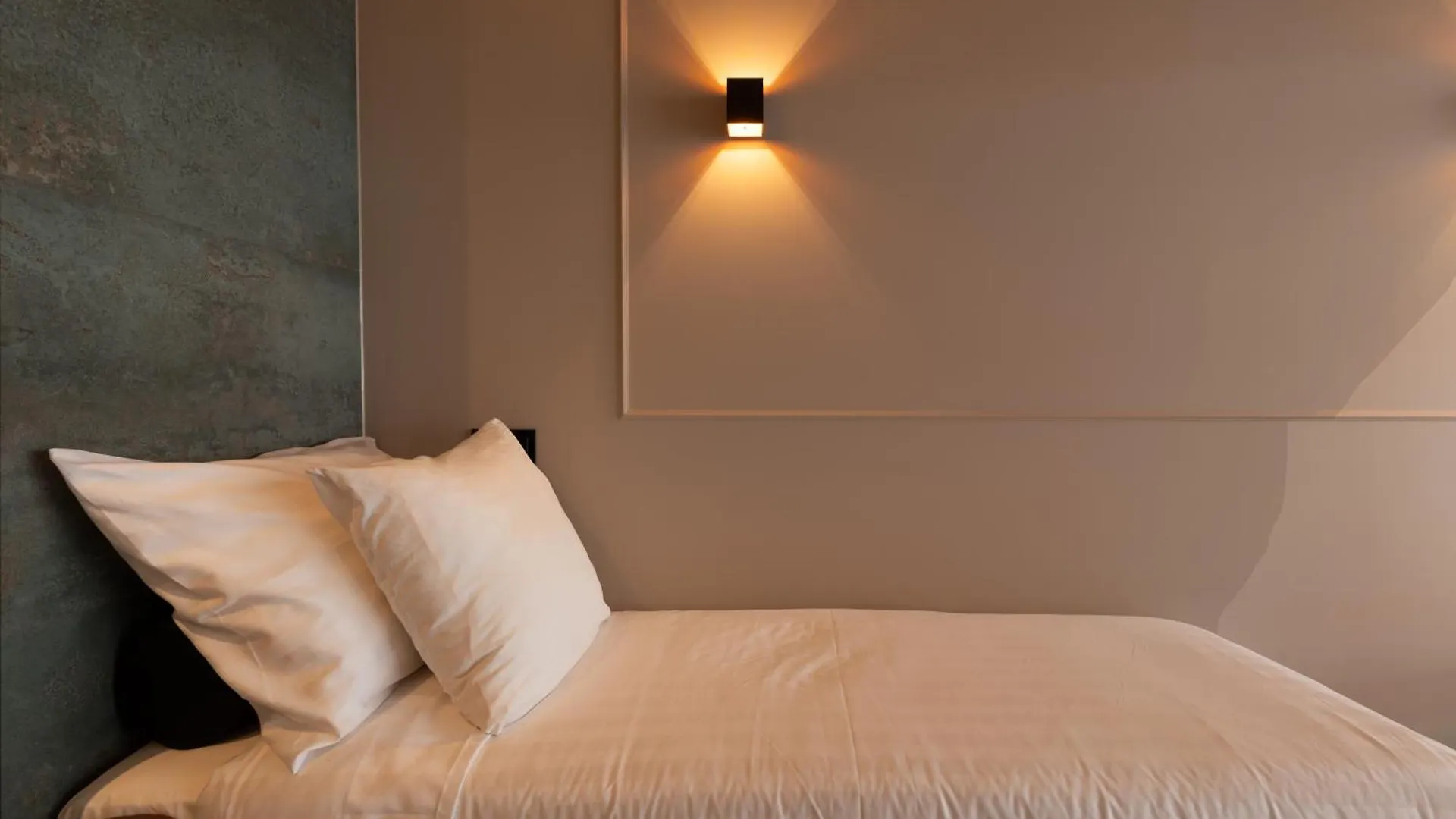 Midtown Hotel Triple contacts